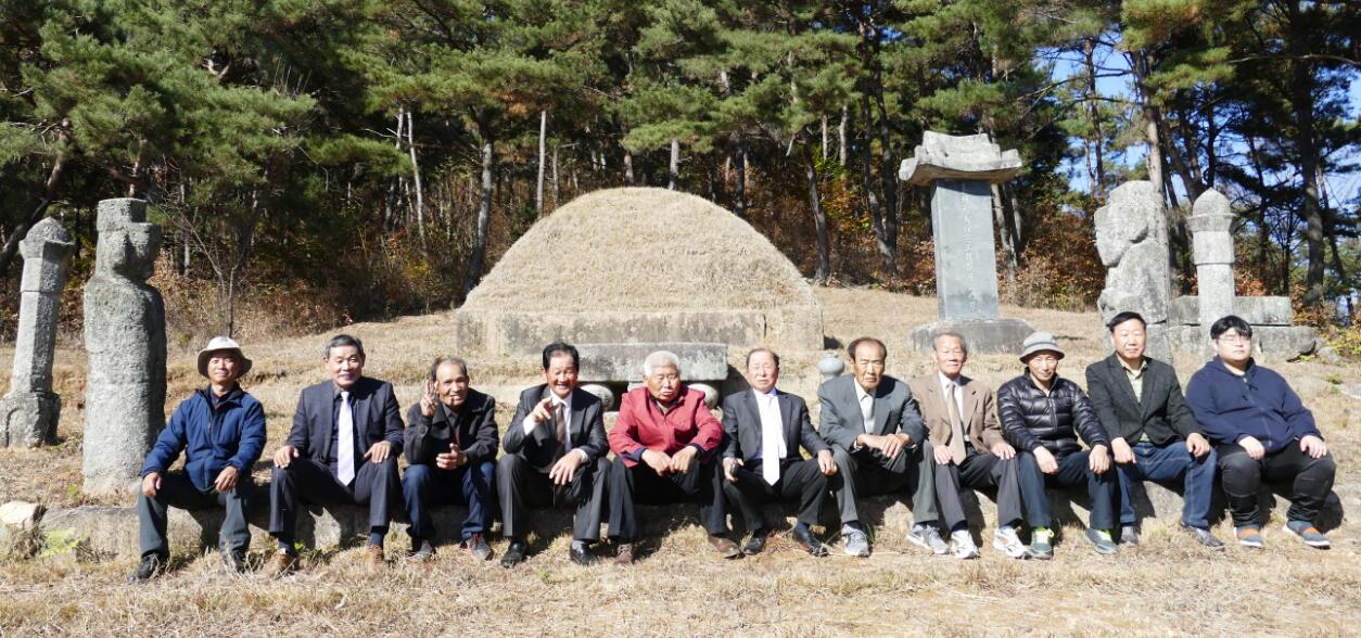 韩国南阳房氏宗亲举行隆重秋祭活动.jpg