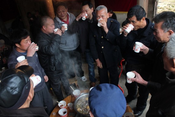 春寒料峭烟雨伴南回北转 京沪粤桂宗亲欢紫荆銮尾：祭祖纪实.jpg