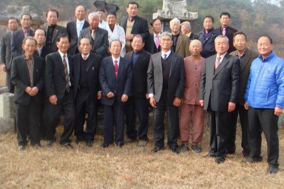 [韩国房氏快讯] 韩国南阳房氏大宗会2012年举行秋祭活动：海外房氏纪闻.jpg