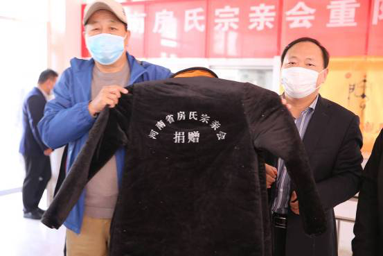 【图文】游子万里不忘祖 根系故土献爱心--记河南房氏宗亲重阳敬老捐赠活动：宗亲纪事.png