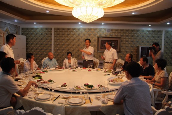 第二次世界房氏宗亲联谊大会筹备会暨房氏故里河南遂平招商联谊会在哈尔滨举行：宗亲纪事.jpg