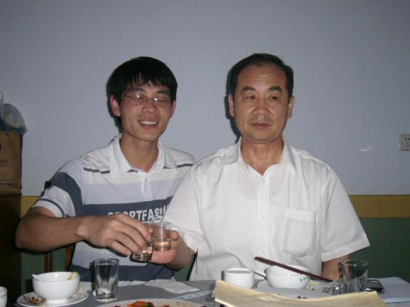 山东日照籍在韩国留学生房启岭回日照受到房氏家族分支代表的欢迎：海外房氏纪闻.jpg