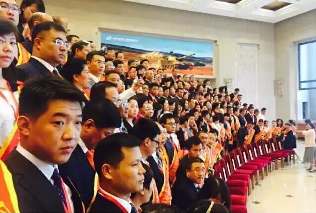热烈祝贺陕西房氏宗亲会会长房秋生荣获全国商贸流通服务业劳动模范荣誉称号：宗亲纪事.jpg