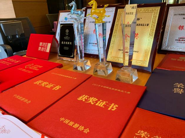 【榜样】房景峰 北京故宫特邀签约设计师，海南青农品牌特聘专家，平面设计专家，高级视觉设计师：房氏人物纪略.jpg