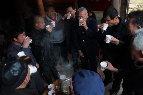 春寒料峭烟雨伴南回北转 京沪粤桂宗亲欢紫荆銮尾：祭祖纪实.jpg