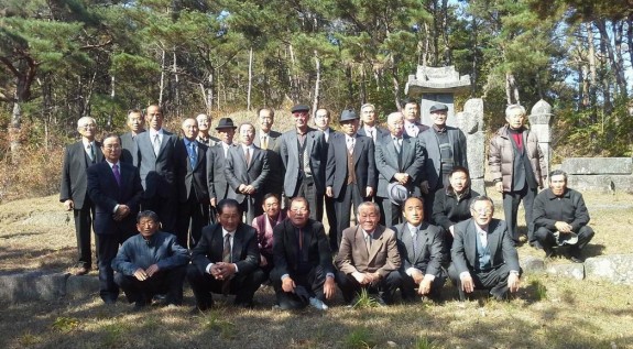 韩国南阳房氏11月12日举行南原房氏开基祖定山公“香祀”活动：海外房氏纪闻.jpg
