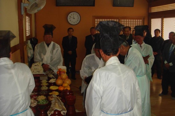 [韩国房氏快讯] 韩国南阳房氏大宗会2012年举行秋祭活动：海外房氏纪闻.jpg