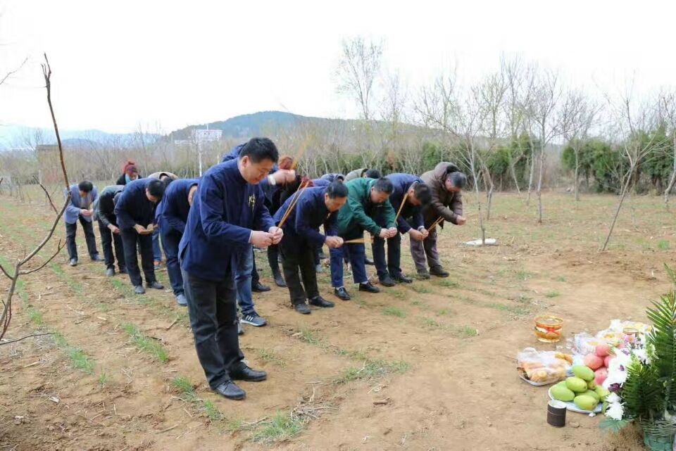 【祭祖布置】山东房氏宗亲会秘书处组织摆放祭祀房彦谦、清河太夫人花篮和祭品：宗亲纪事.jpg