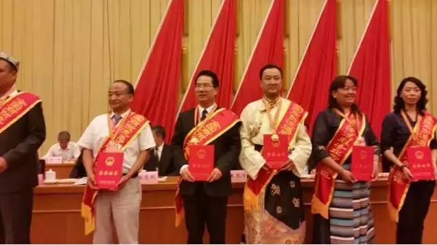 热烈祝贺陕西房氏宗亲会会长房秋生荣获全国商贸流通服务业劳动模范荣誉称号：宗亲纪事.jpg