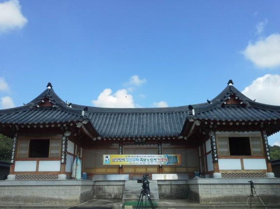 韩国南阳房氏大宗会七夕举行“族谱举风”（晒谱）活动：房氏谱牒资料.jpg