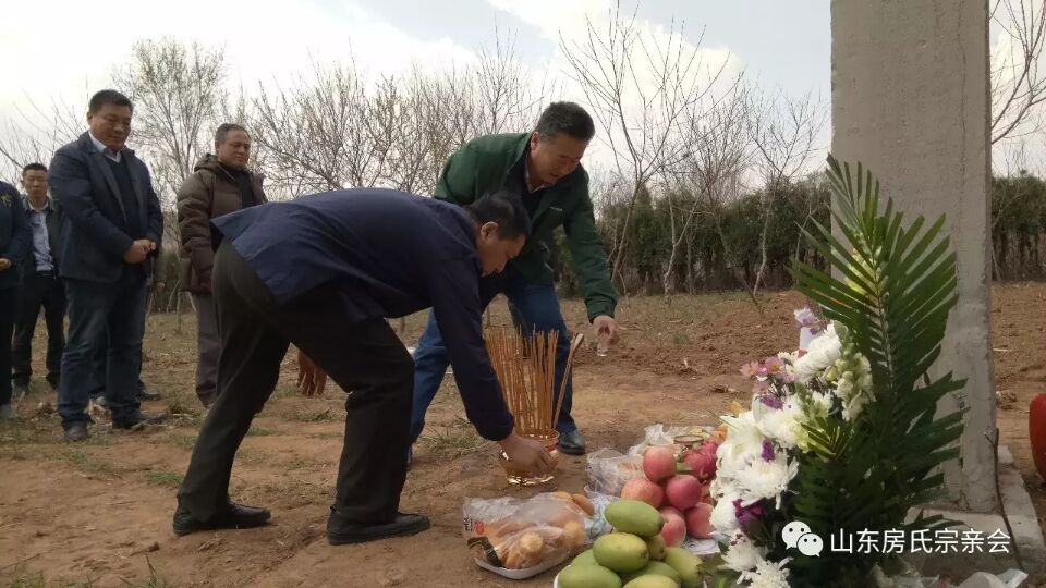 【祭祖布置】山东房氏宗亲会秘书处组织摆放祭祀房彦谦、清河太夫人花篮和祭品：宗亲纪事.jpg