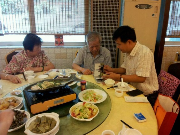 闽粤赣纵队老战士、诗书画家 房钢 宗长深圳传经送宝：房氏人物纪略.jpg