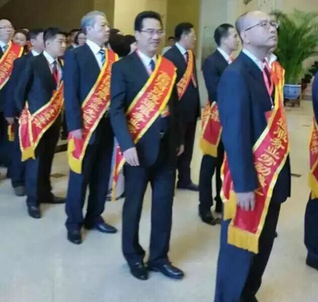 热烈祝贺陕西房氏宗亲会会长房秋生荣获全国商贸流通服务业劳动模范荣誉称号：宗亲纪事.jpg