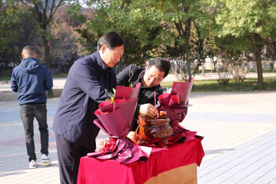 【图文】游子万里不忘祖 根系故土献爱心--记河南房氏宗亲重阳敬老捐赠活动：宗亲纪事.png