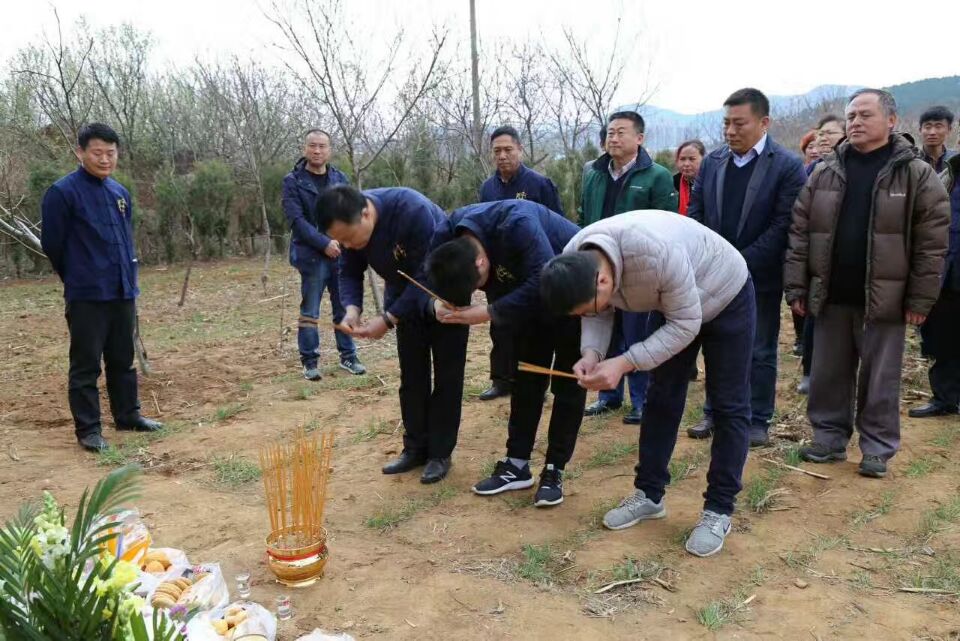 【祭祖布置】山东房氏宗亲会秘书处组织摆放祭祀房彦谦、清河太夫人花篮和祭品：宗亲纪事.jpg