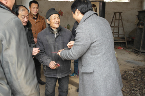 安徽房氏宗亲联谊会到砀山濉溪两地慰问部分困难宗亲：宗亲纪事.jpg