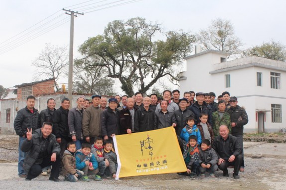 春寒料峭烟雨伴南回北转 京沪粤桂宗亲欢紫荆銮尾：祭祖纪实.jpg