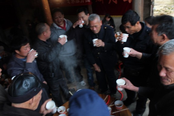 春寒料峭烟雨伴南回北转 京沪粤桂宗亲欢紫荆銮尾：祭祖纪实.jpg