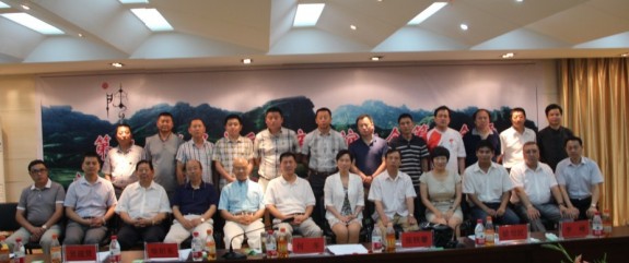 第二次世界房氏宗亲联谊大会筹备会暨房氏故里河南遂平招商联谊会在哈尔滨举行：宗亲纪事.jpg