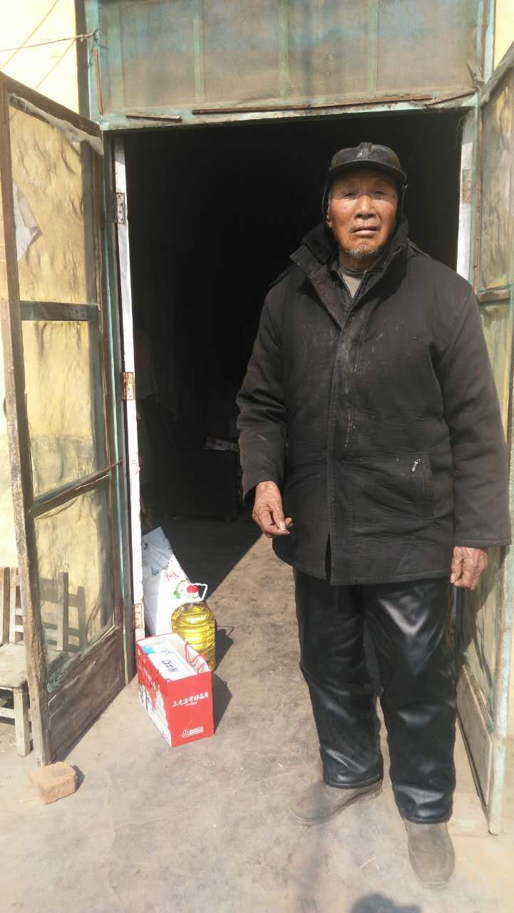 【敬老活动】枣庄爱心企业家房帅为周营房家70岁以上的老人送温暖：房氏工商纪要.jpg