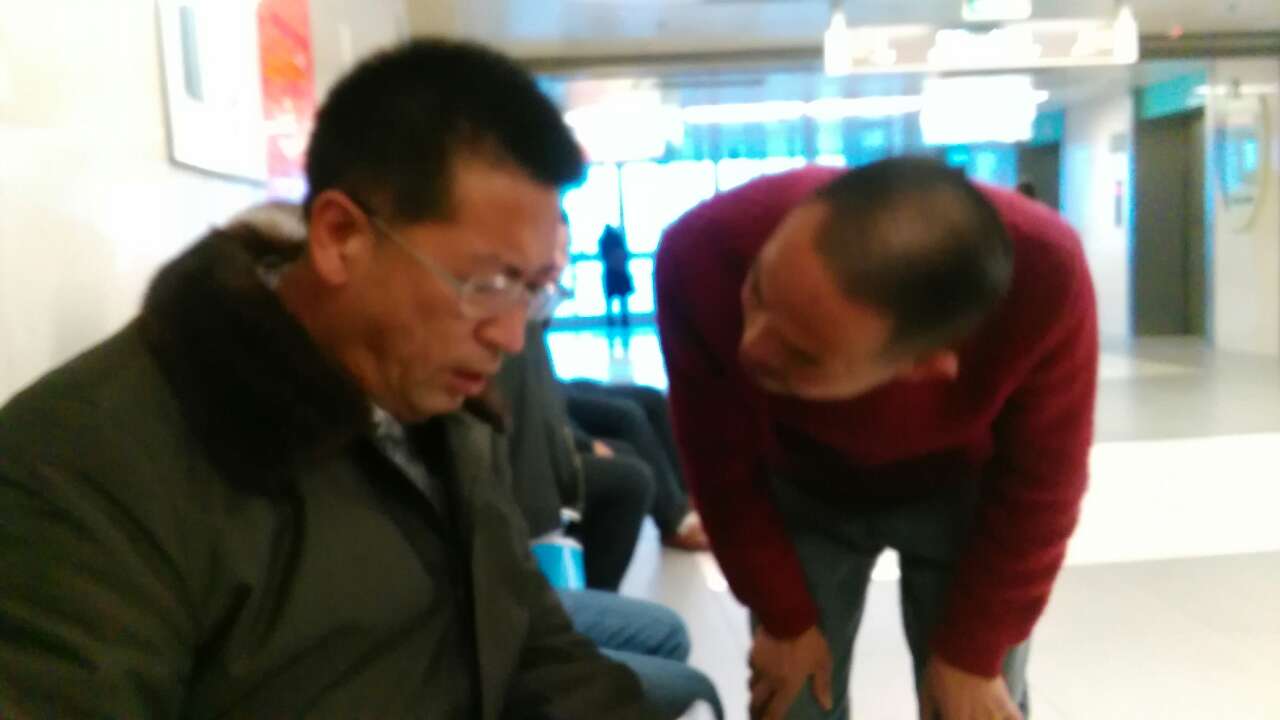 陕西房氏宗亲联谊会秘书长房振海看望房家重病青年房承涛：宗亲纪事.jpg