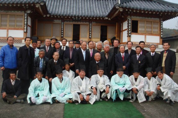 [韩国房氏快讯] 韩国南阳房氏大宗会2012年举行秋祭活动：海外房氏纪闻.jpg