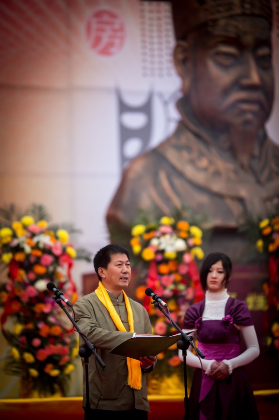 世房总会会长房如义在癸巳年全球房氏拜祖大典上的致辞：祭祖纪实.jpg