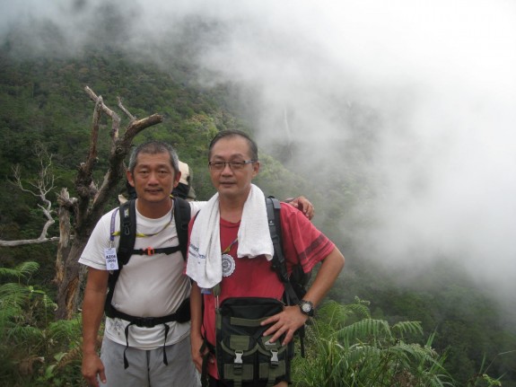 房家孩子勇征神山：海外房氏纪闻.jpg