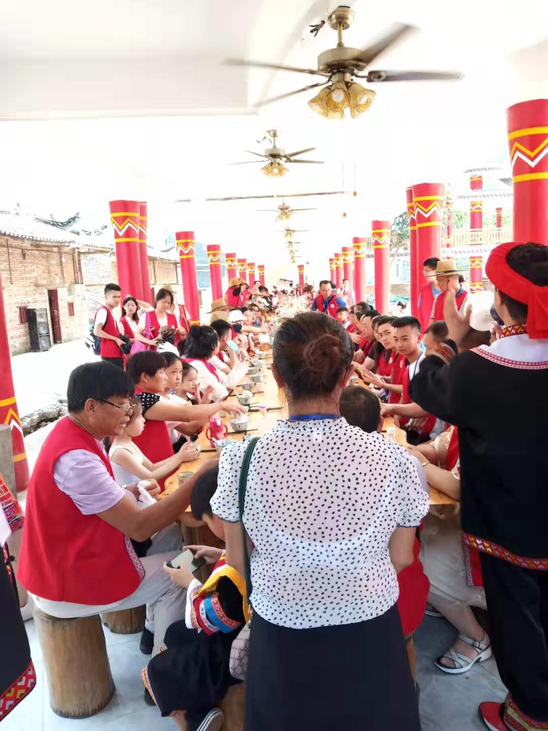 【花絮】各地房氏齐聚千年瑶寨贺连南首届房家文化交流活动：祭祖纪实.jpg