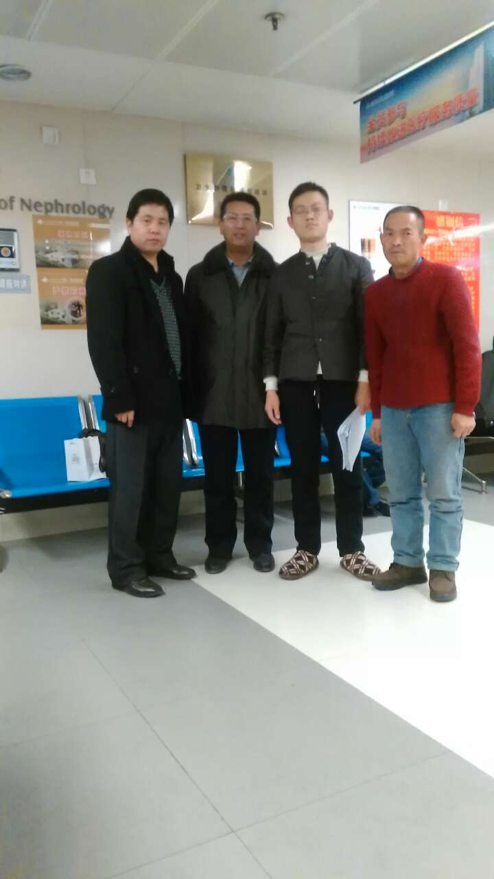 陕西房氏宗亲联谊会秘书长房振海看望房家重病青年房承涛：宗亲纪事.jpg