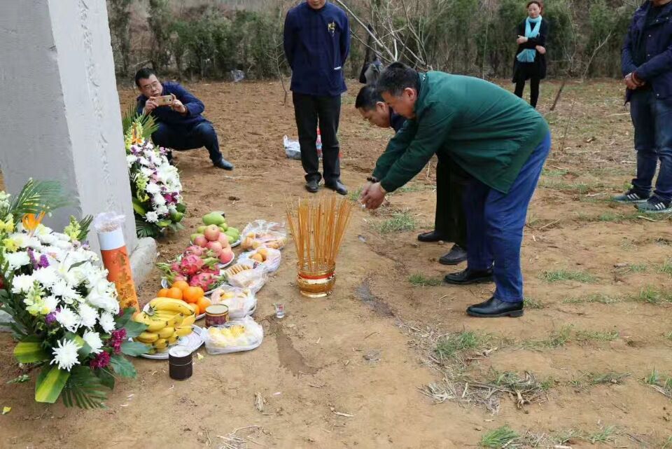 【祭祖布置】山东房氏宗亲会秘书处组织摆放祭祀房彦谦、清河太夫人花篮和祭品：宗亲纪事.jpg