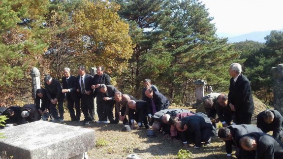 韩国南阳房氏11月12日举行南原房氏开基祖定山公“香祀”活动：海外房氏纪闻.jpg