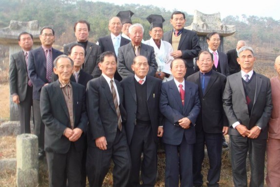 [韩国房氏快讯] 韩国南阳房氏大宗会2012年举行秋祭活动：海外房氏纪闻.jpg