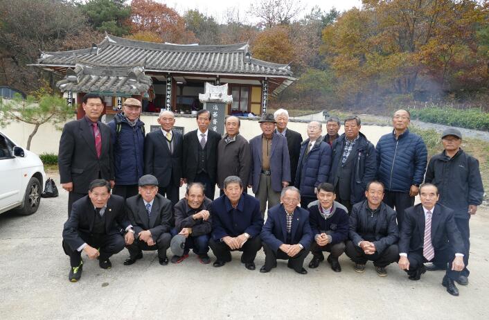 韩国南阳房氏宗亲举行隆重秋祭活动.jpg