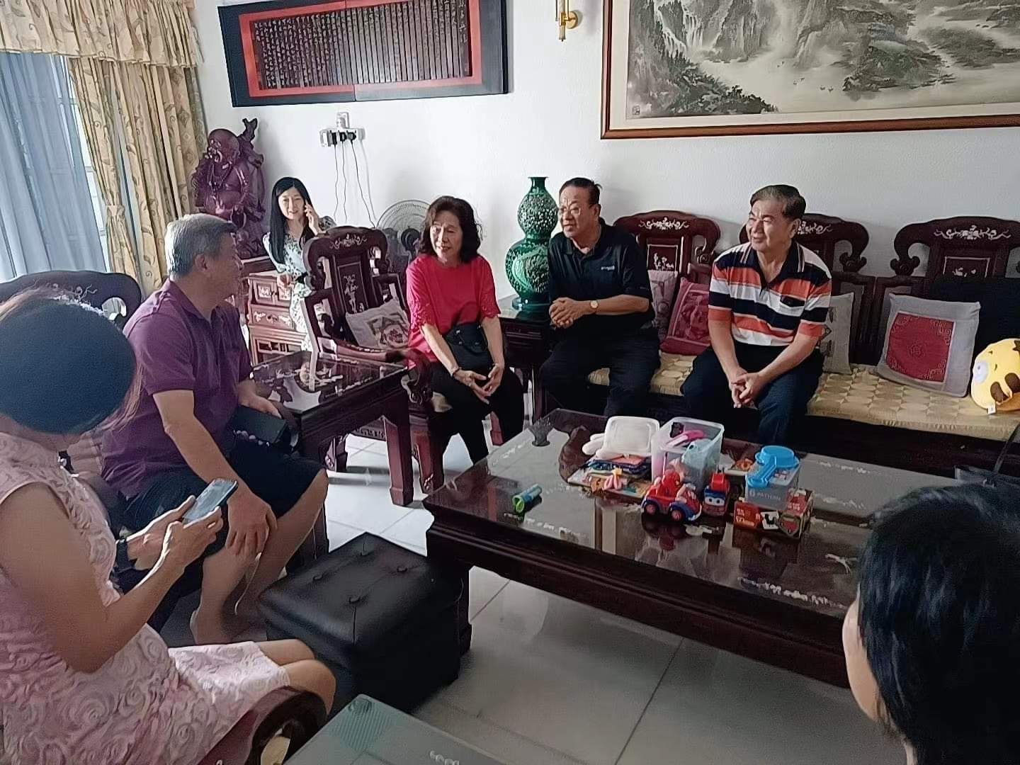 拿督斯里房德民会长率众拜访柔佛宗亲：房氏字辈辑录.jpg