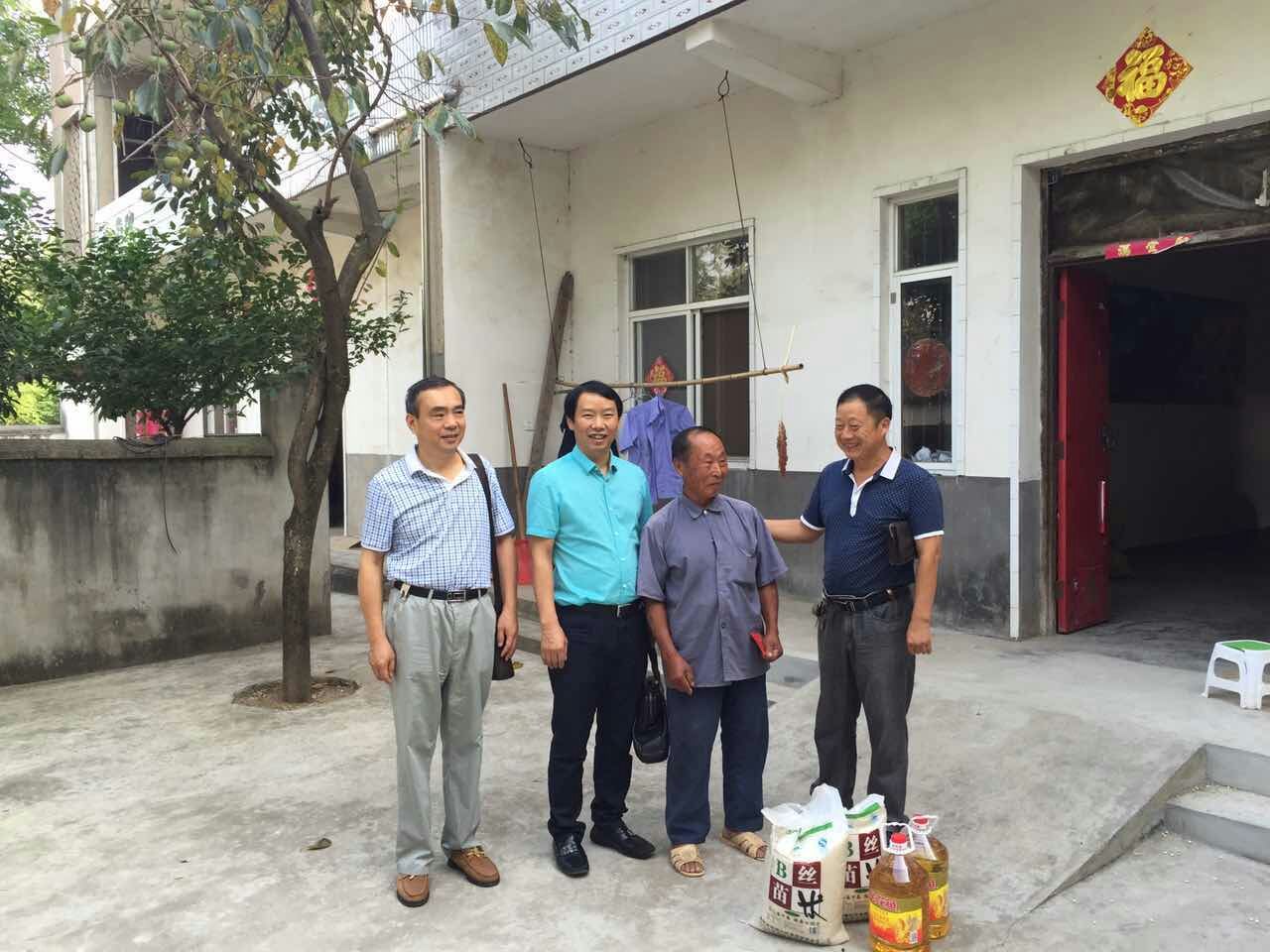 安徽房氏文化研究会中秋节开展敬老扶贫活动：宗亲纪事.jpg