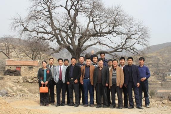 山东日照房氏宗亲 祭拜房氏第三代先祖--房三公之墓：宗亲纪事.jpg
