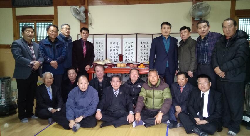 韩国南阳房氏宗亲举行隆重秋祭活动.jpg