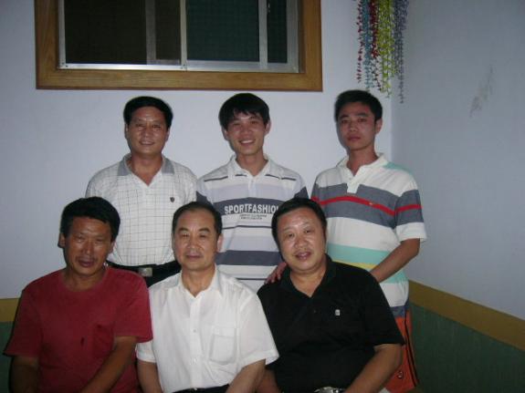 山东日照籍在韩国留学生房启岭回日照受到房氏家族分支代表的欢迎：海外房氏纪闻.jpg