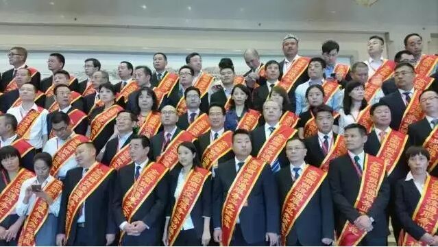 热烈祝贺陕西房氏宗亲会会长房秋生荣获全国商贸流通服务业劳动模范荣誉称号：宗亲纪事.jpg