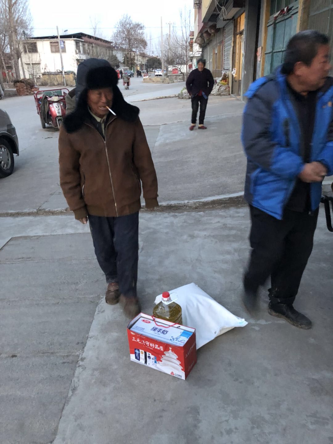 【敬老活动】枣庄爱心企业家房帅为周营房家70岁以上的老人送温暖：房氏工商纪要.jpg