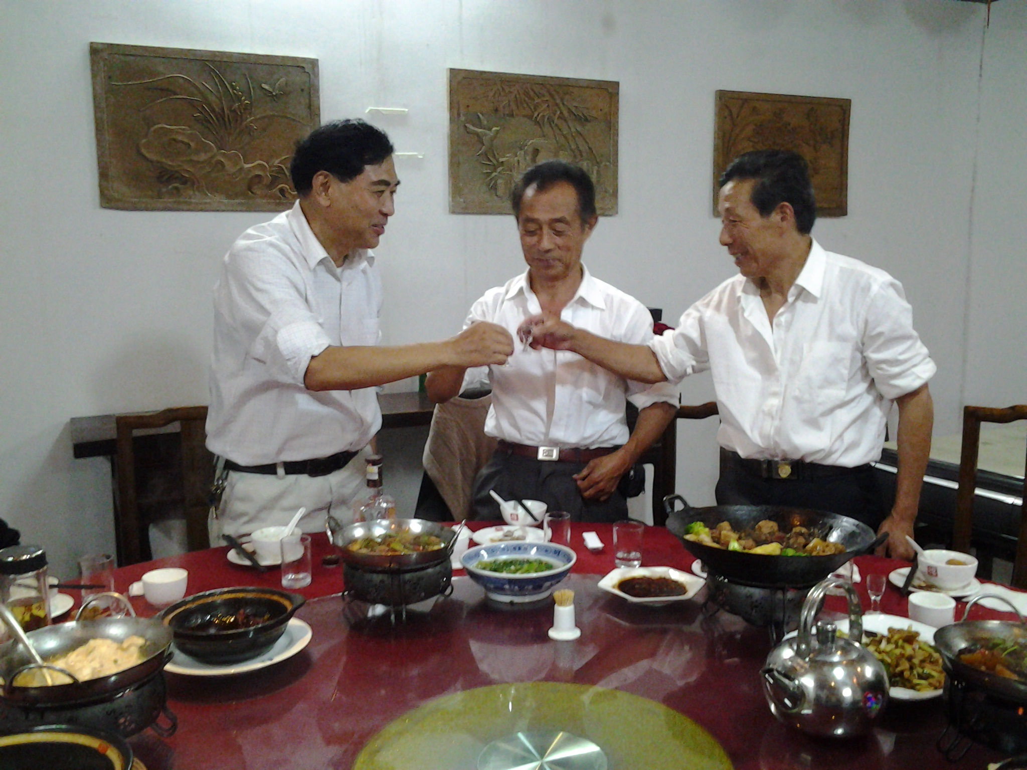 汪道生率队访问汪华文化研究会办公室（宗祠胜迹资料）.jpg