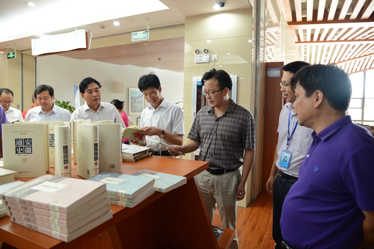 汪炜会长视察屯溪旅游基地（文化资料整理）.jpg