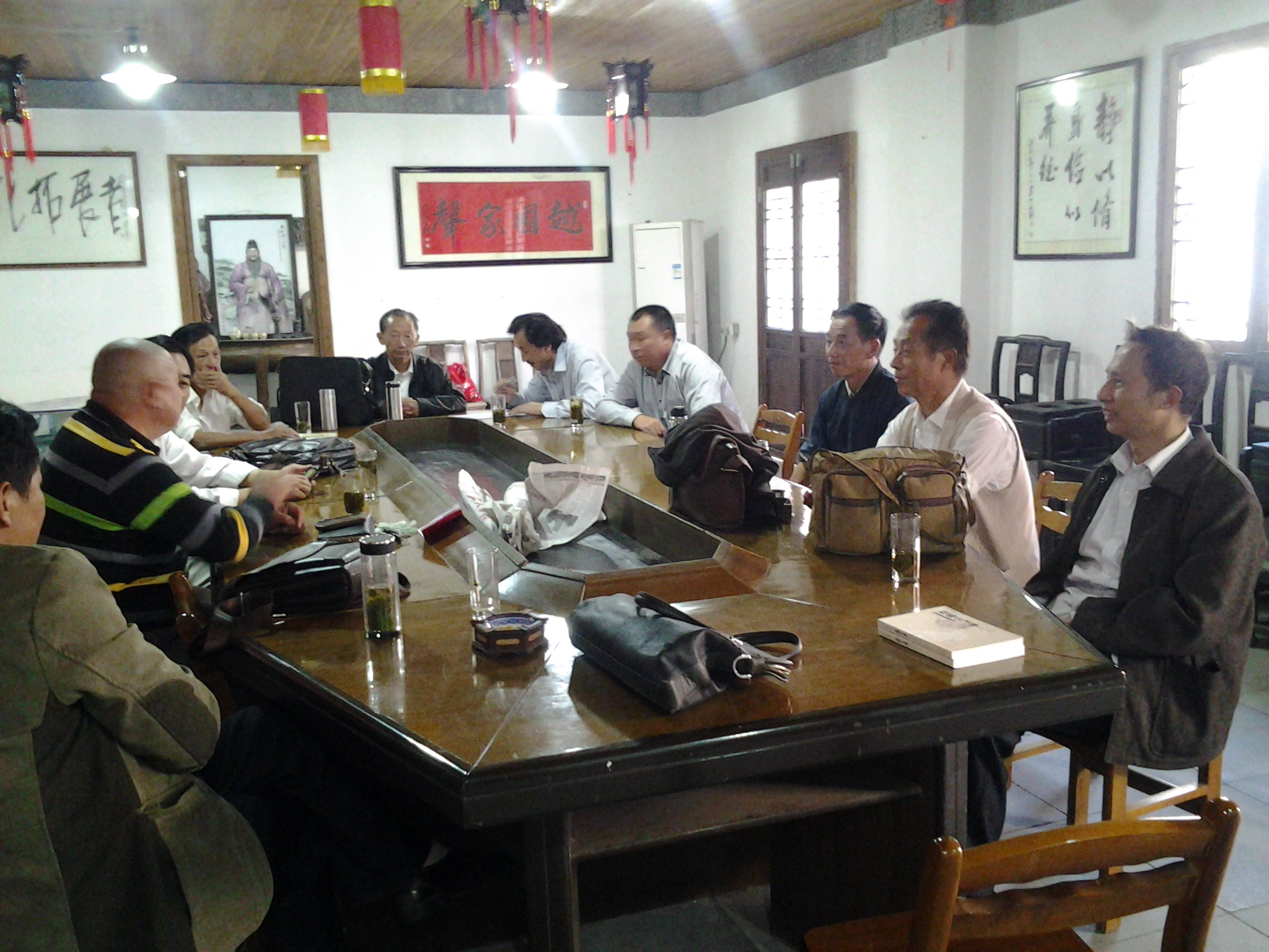汪道生率队访问汪华文化研究会办公室（宗祠胜迹资料）.jpg