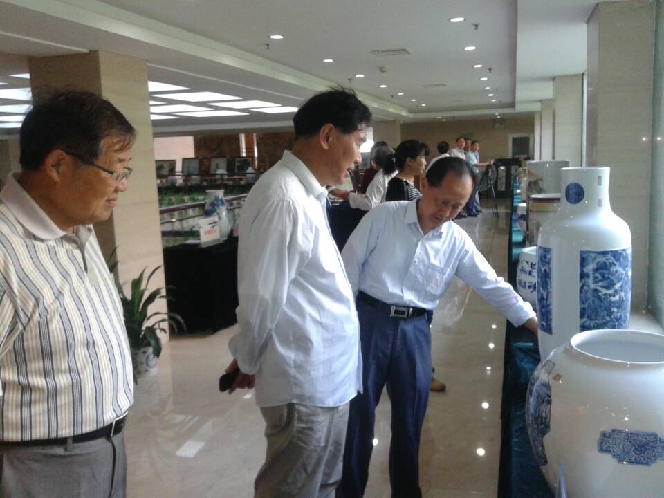 汪炜会长一行参观黄山市第二届艺术陶瓷精品展（文化资料整理）.jpg