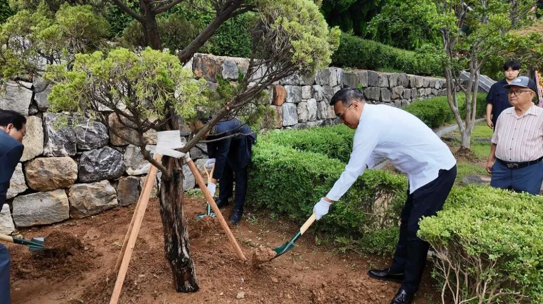跨越半世纪的“重逢”——孔垂长先生参访韩国华城阙里祠 ... ...（胜迹史料）.jpg