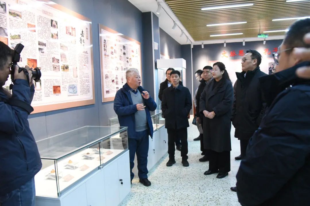 至圣孔子基金会会长孔垂长到枣庄市参访（文化资料）.jpg