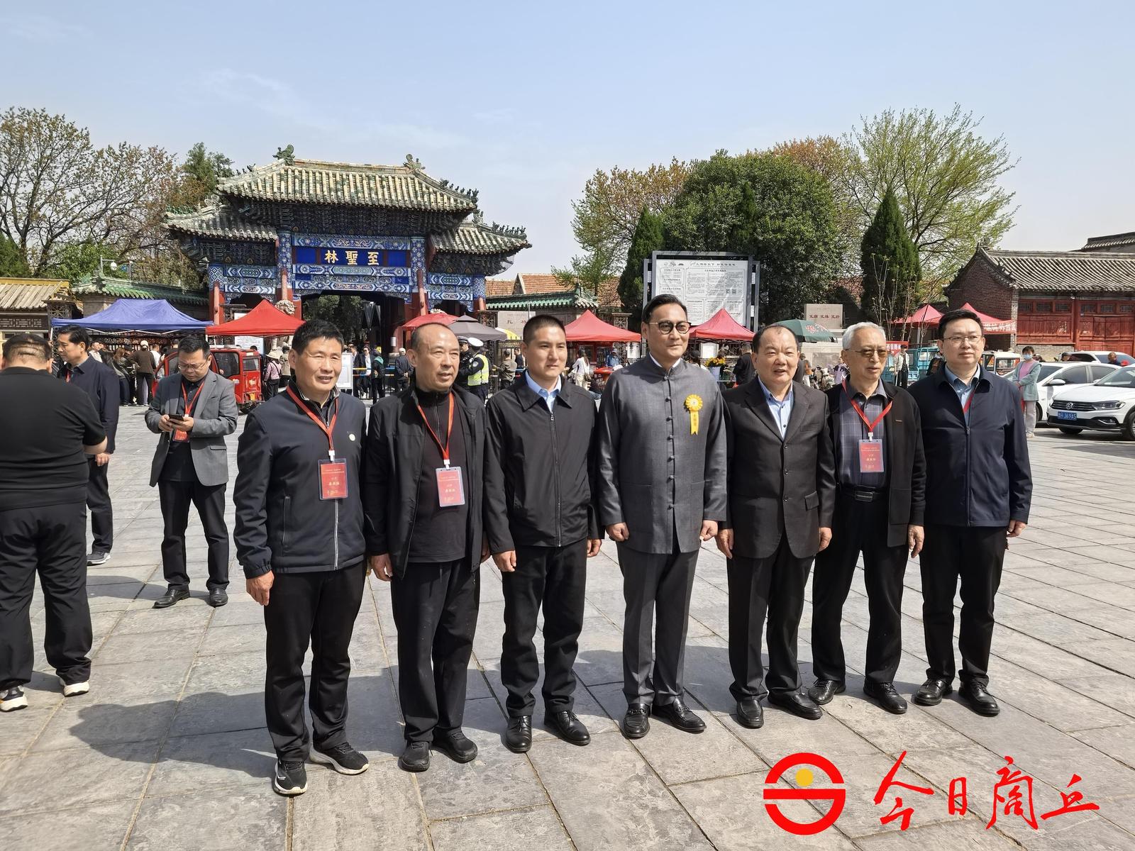 孔子家谱钤印礼曲阜举行 商丘孔裔向孔垂长赠书 ... ...（谱牒资料）.jpg