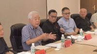孔垂长会长赴黔看望孔氏宗亲，百余宗亲在棂星门列队欢迎（文化资料）.jpg