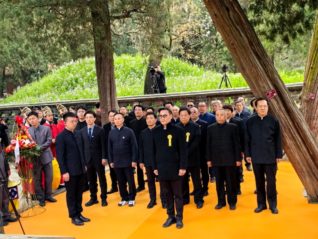 孔垂长主祭尼山祭孔和孔林家祭，在曲阜和浙江与孔氏族人交流 ... ...（祭祀纪事）.jpg